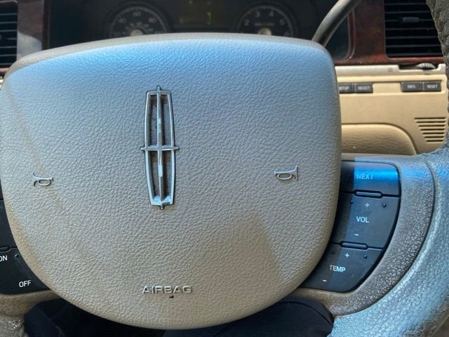 2006 Lincoln Town Car Signature Limited