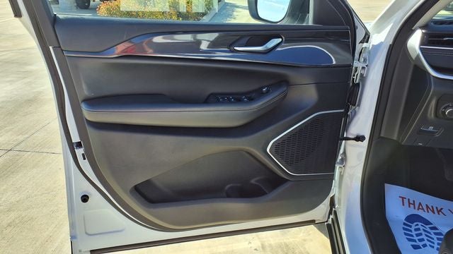 2023 Jeep Grand Cherokee Laredo 4x2