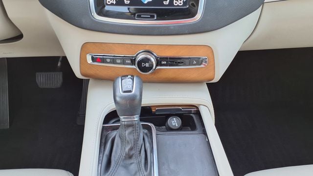 2021 Volvo XC90 T6 Momentum