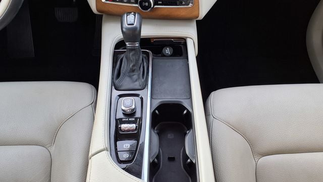 2021 Volvo XC90 T6 Momentum