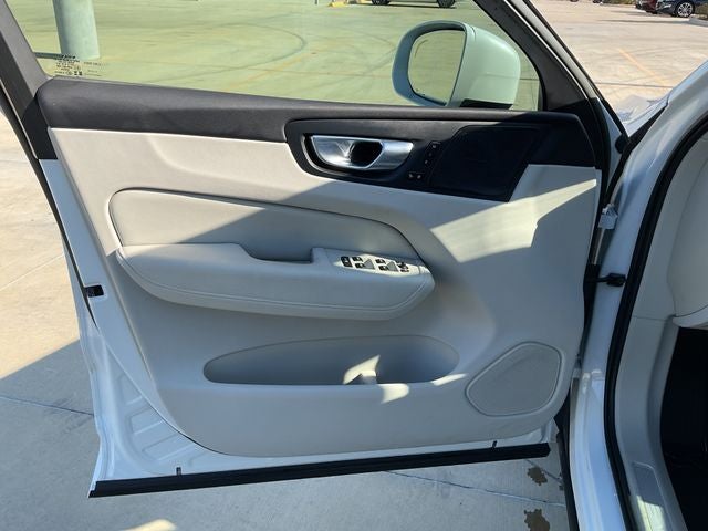 2023 Volvo XC60 B5 Ultimate Bright Theme