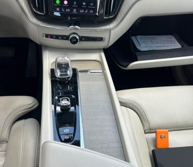 2023 Volvo XC60 B5 Ultimate Bright Theme