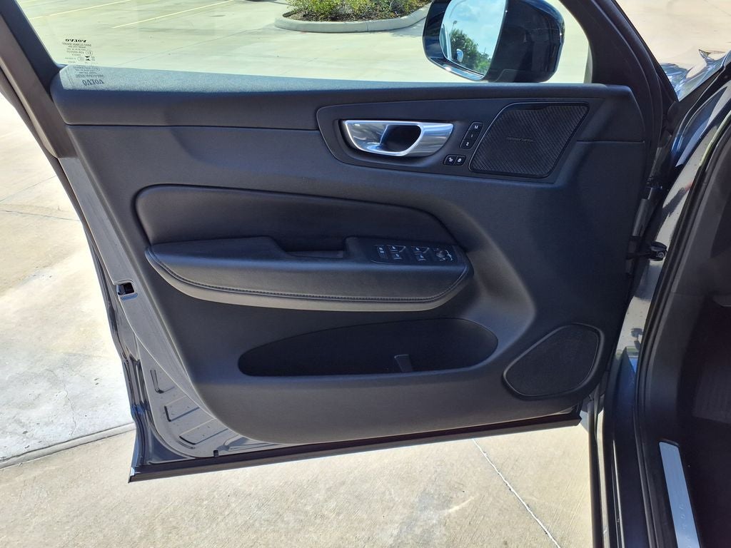 2023 Volvo XC60 B5 Plus Dark Theme