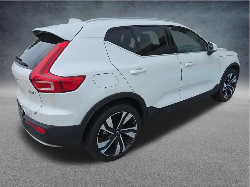 2023 Volvo XC40 B5 Plus Bright Theme