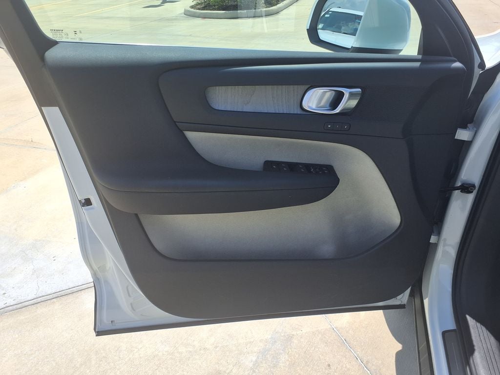 2024 Volvo XC40 B5 Plus Bright Theme