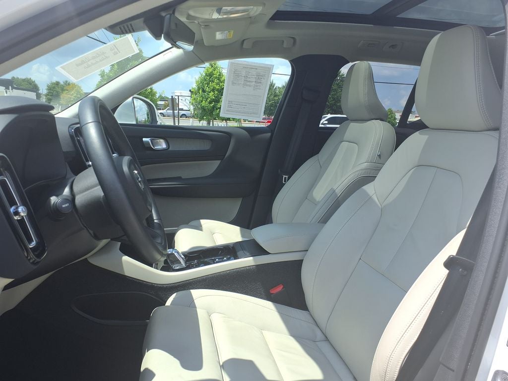 2024 Volvo XC40 B5 Plus Bright Theme