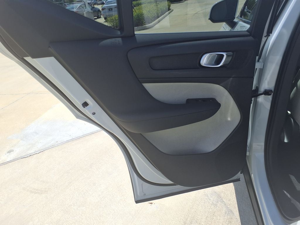 2024 Volvo XC40 B5 Plus Bright Theme