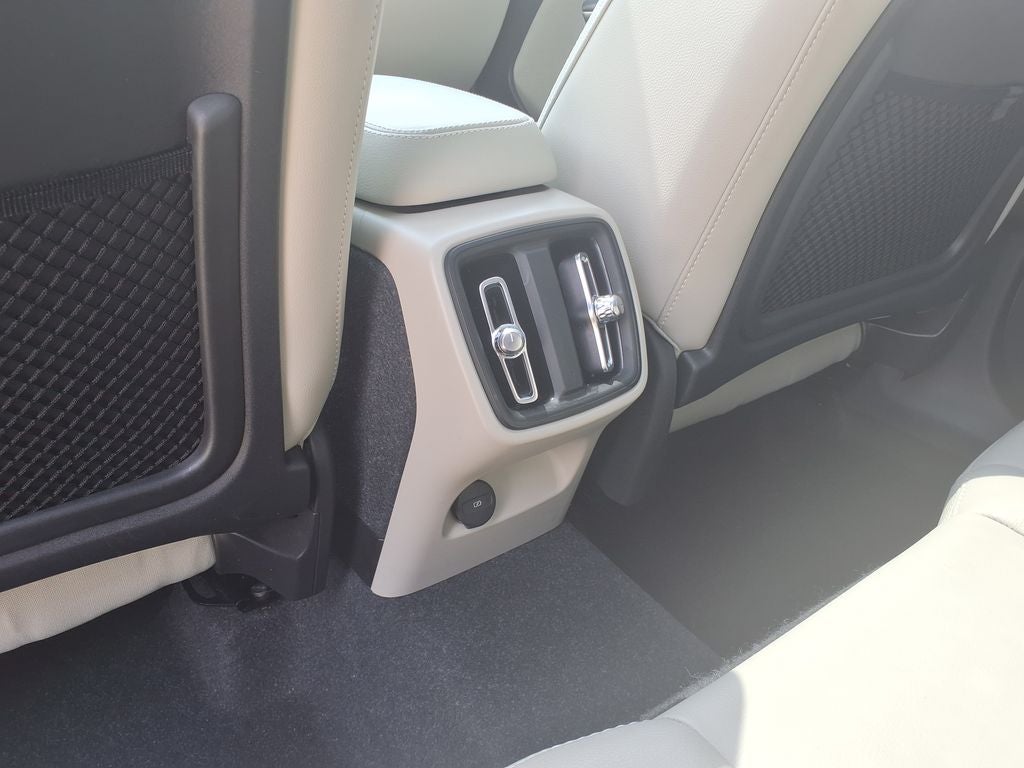2024 Volvo XC40 B5 Plus Bright Theme
