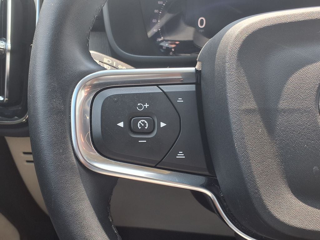 2024 Volvo XC40 B5 Plus Bright Theme