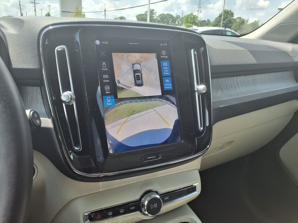 2024 Volvo XC40 B5 Plus Bright Theme