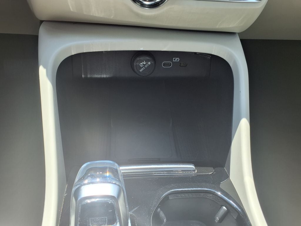 2024 Volvo XC40 B5 Plus Bright Theme
