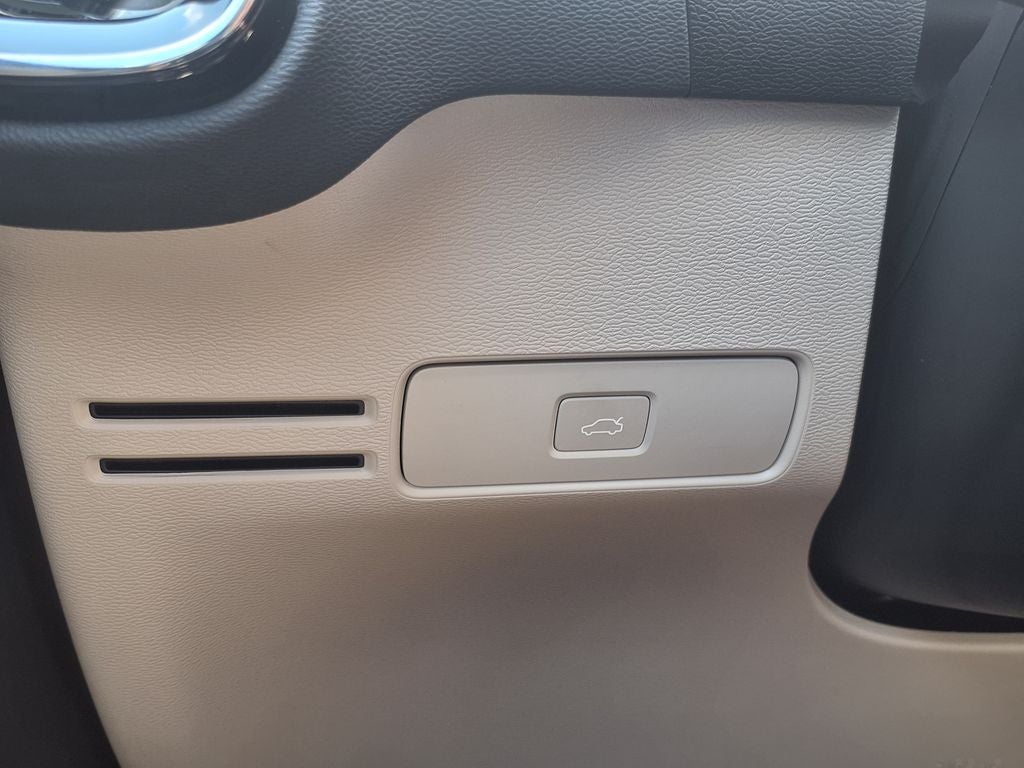 2024 Volvo XC40 B5 Plus Bright Theme