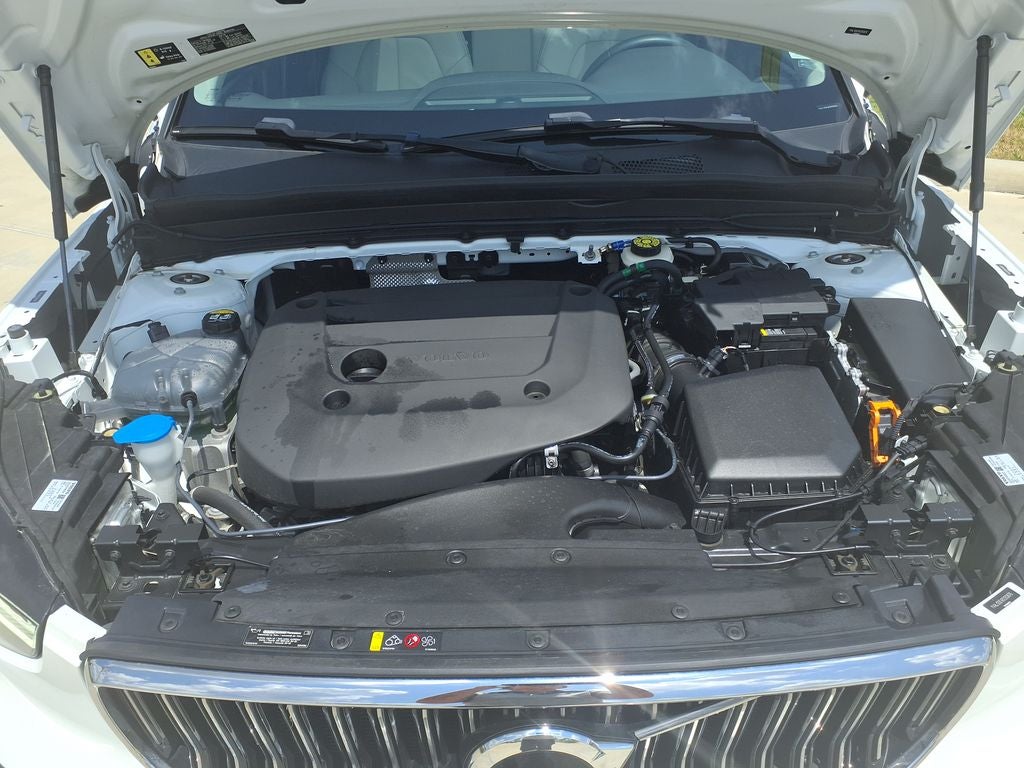 2024 Volvo XC40 B5 Plus Bright Theme