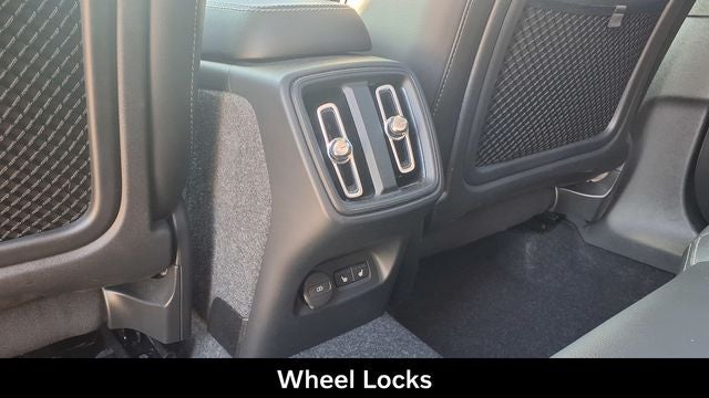 2024 Volvo XC40 B5 Plus Dark Theme