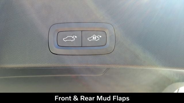 2023 Volvo XC40 B5 Plus Dark Theme