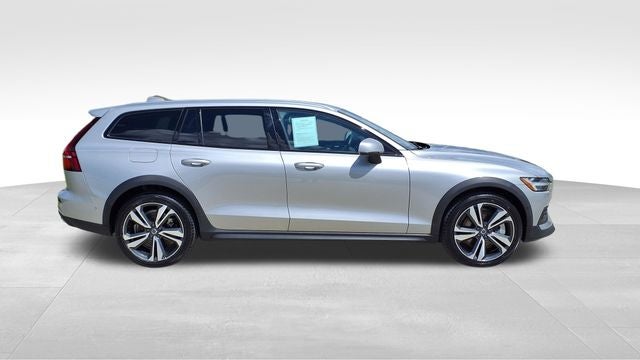 2025 Volvo V60 Cross Country B5 Plus